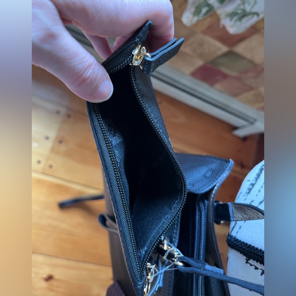 Anne Klein 👜 Black Handbag/ ShoulderCrossbody and Wristlet  2 piece SET!! - Picture 5 of 16